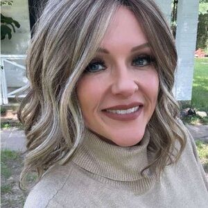 Raquel Welch Wavy Day wig in Shaded Cappuccino